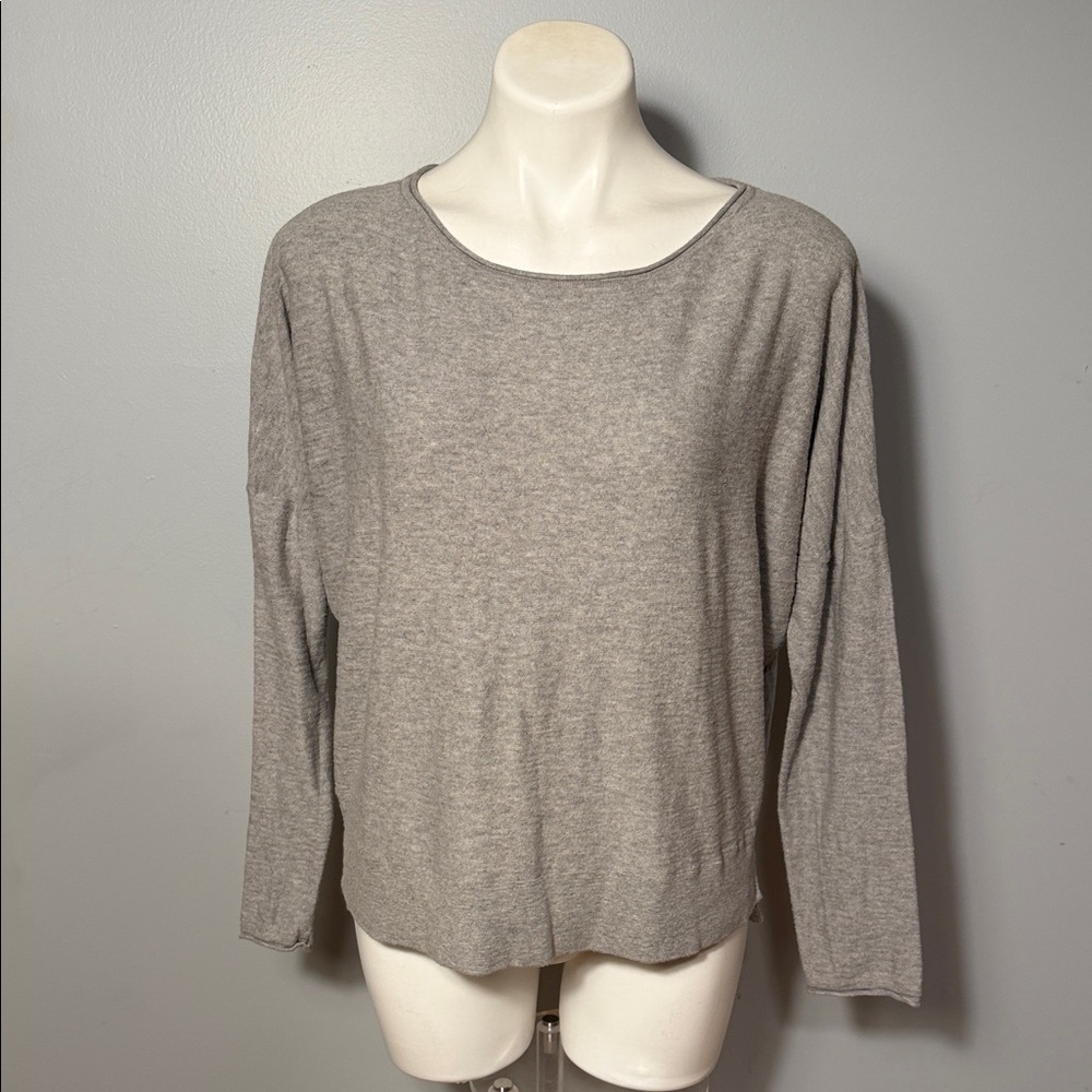 Vince ladies crew neck shirt with batwing sleeve and rolled edges. Large.